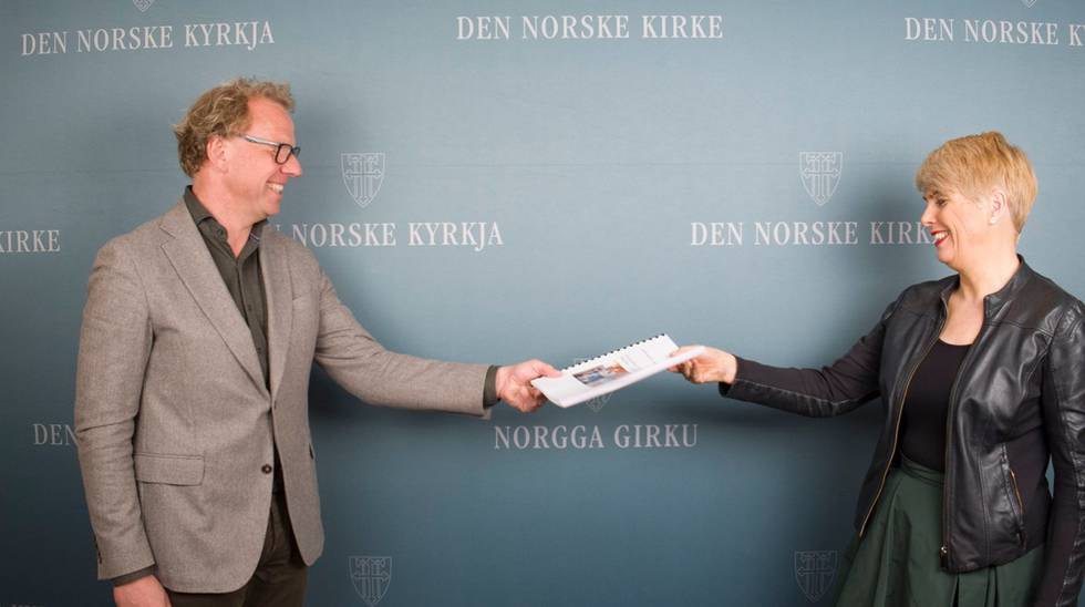OVERLEVERER: Morten Müller-Nilssen overleverer rapporten til kirkerådsleder Kristin Gunleiksrud Raaum.