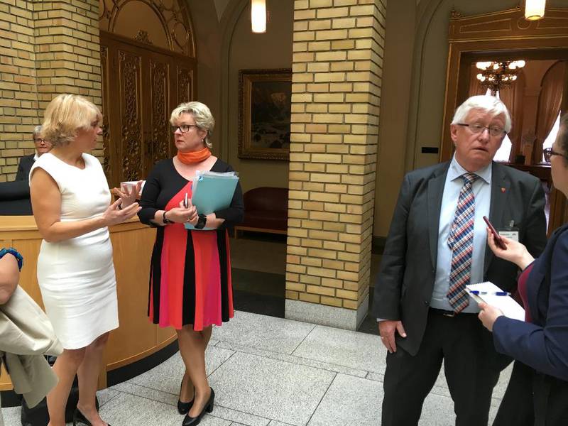I vandrehallen etter debatten vekslet Kirkeråds-leder Kristin Gunleiksrud Raaum (til venstre) og Aps Tone Merete Sønsterud noen ord. Til høyre en tilfreds direktør Jens-Petter Johnsen.