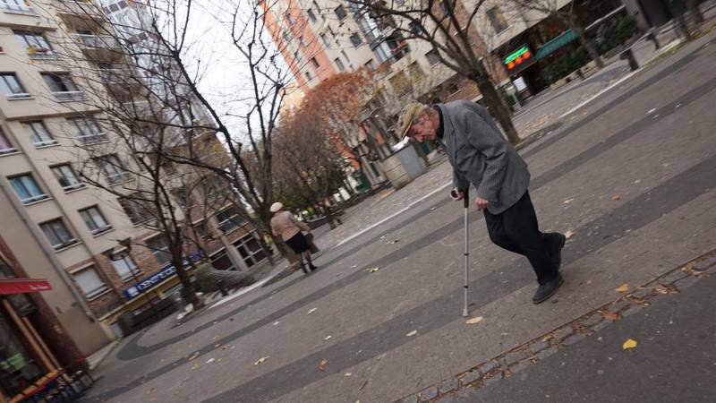 En eldre mann vandrer i gatene i 10. arrondissement.