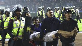 Antall døde øker til 174 i stadiontragedien i Indonesia