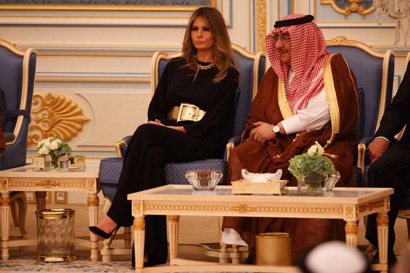 Under besøket i Saudi-Arabia stilte Melania Trump utan slør. Her i samtale med kronprins Muhammad bin Nayef.