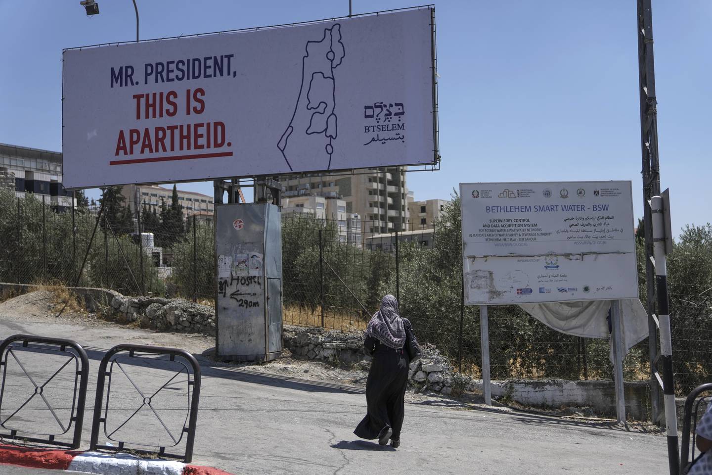 Skilt og bannere som dette møtte fredag USAs president Joe Biden da han besøkte den israelskokkuperte Vestbredden. Foto: AP / NTB