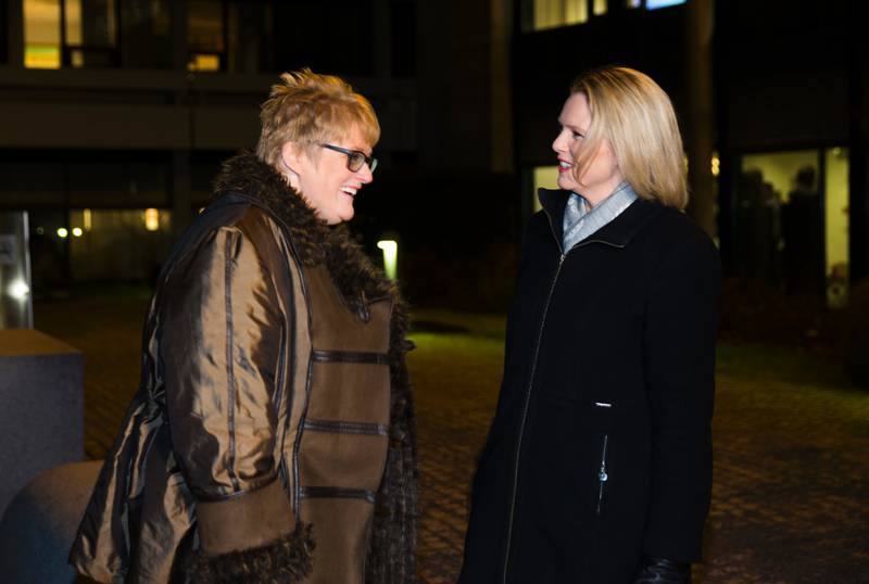 Innvandrings- og integreringsminister Sylvi Listhaug (Frp) og Trine Skei Grande (V) forlater NRK studio onsdag kveld.