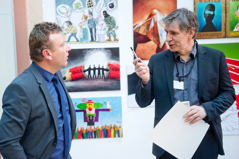  Dagen-redaktør Vebjørn Selbekk (t.v.) snakker med avistegner Per Elvestuen (t.h.) under karikaturutstillingen "I am Charlie" på Drammens Teater i fjor. 