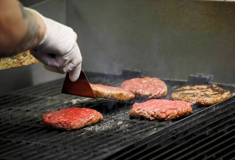 OSLO  20151027.≈ spise hamburgere og andre bearbeidede kj¯ttprodukter og r¯dt kj¯tt kan f¯re til kreft i tarmen, if¯lge Verdens helseorganisasjon (WHO). Foto: Heiko Junge / NTB scanpix
