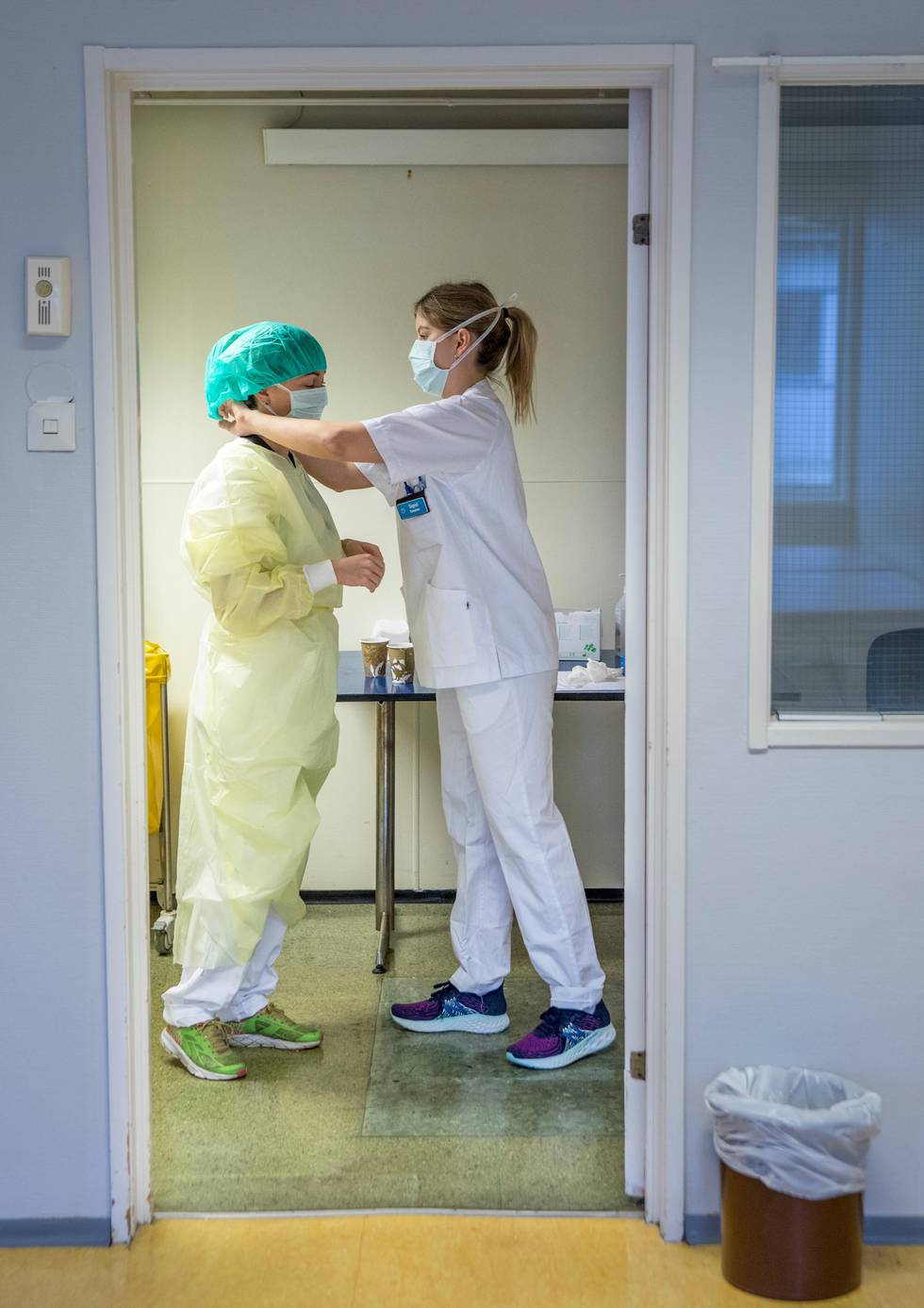 Oslo 20200318. 
Ullevål sykehus tester rundt 300 helsearbeidere hver dag. De har opprettet et testsenter og callsenter på sykehusområdet. Vilde Vik blir forskriftsmessig påkledd verneutstyr. Covid 19, koronatest, korona test, prøve, Corona, koronasmitte, testutstyr.
Foto: Ole Berg-Rusten / NTB scanpix