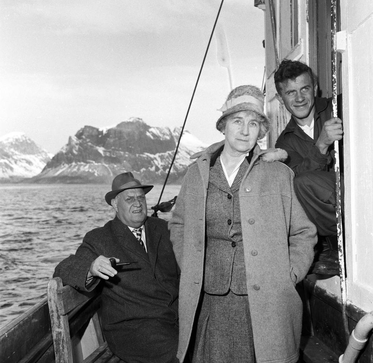 Ingrid Bjerkås ordineres til sokneprest i Berg og Torsken prestegjeld i Troms i 1961. Det ble mange og lange reiser med preste­skøyta Viken for Norges første kvinnelige prest. Det ble også mange og lange ­innlegg mot henne i Vårt Land.  