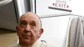 Paven sier han må trappe ned eller gå av