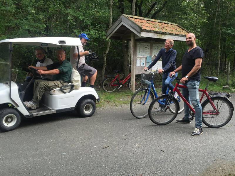 TV-teamet i NRK fulgte møtet mellom Sjödin og Elsafadi. For å komme seg rundt på øya, syklet de.