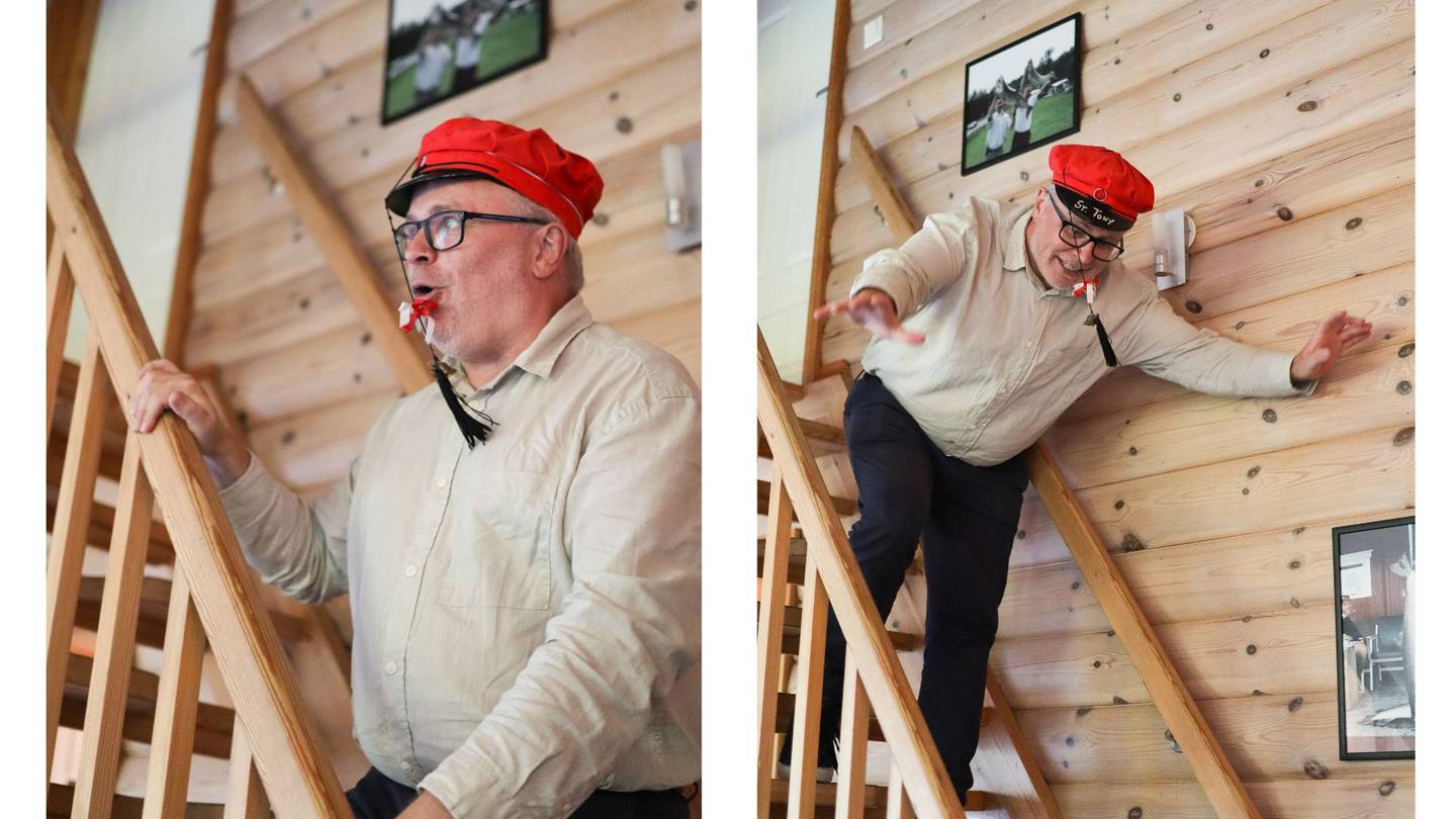 Svein-Tony Gårdsbø demonstrerer hvordan Svanesjøen i trappa gikk for seg under russetida for 35 år siden.