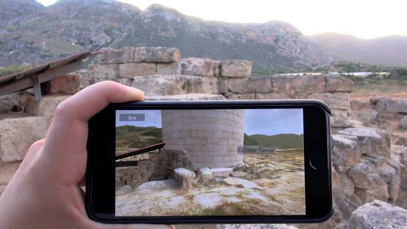 Apper som tar i bruk «utvidet virkelighet»-teknologien, kan være nyttige verktøy for historieinteresserte brukere. Besøker du Phalasarna på Kreta, kan du løfte smarttelefonen og blant annet se det runde tårnet som en gang sto i den antikke havnebyen.