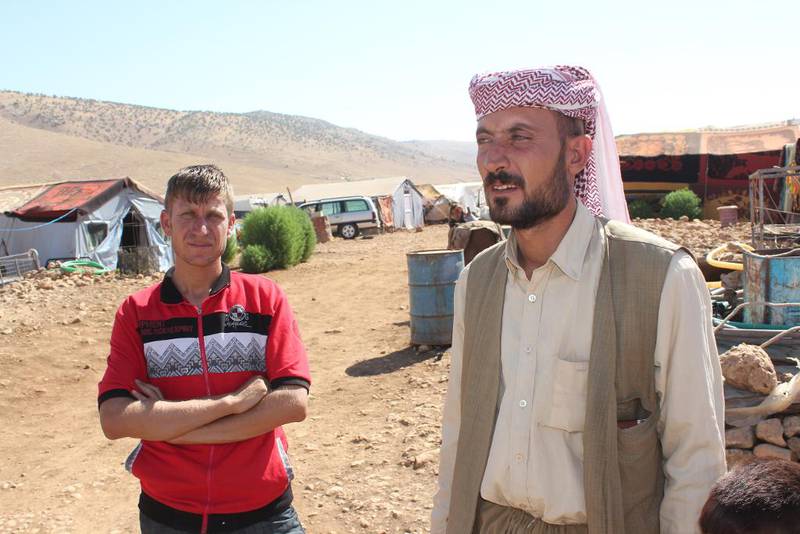 VENTER: Nasser Hajj (til venstre) og Kawal Hassan er noen av de om lag 15.000 flyktningene som lever på Sinjar-berget i påvente av at IS skal drives bort fra deres hjembyer.