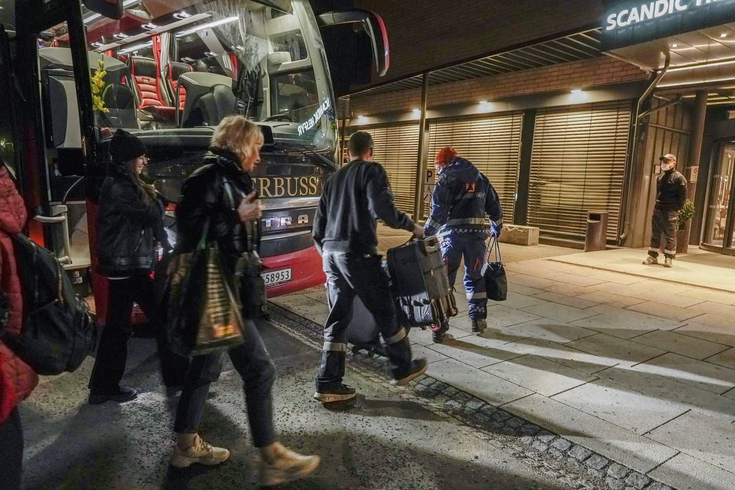 Oslo 20220306. 
Flyktninger fra Ukraina kom søndag kveld til mottaket på Scandic Helsfyr, etter at de ble hentet med buss på grensen mellom Ukraina og Polen. 
Foto: Terje Pedersen / NTB