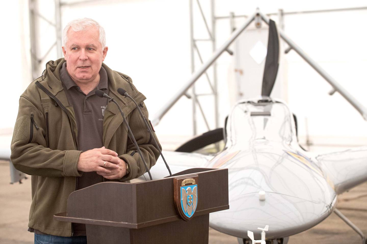 DRONE-DONASJON: Litauens forsvarsminister Arvydas Anusauskas var til stede da den folkefinansierte dronen ble donert til Ukraina.