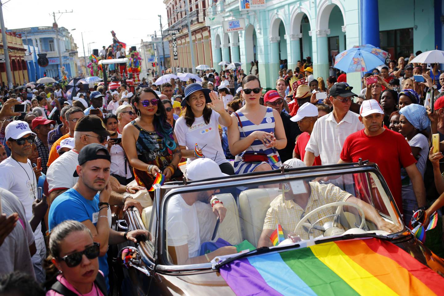 Mariela Castro vinker fra en bil under en parade i Pinar Del Rio på Cuba på den internasjonale dagen mot homofobi, transfobi og bifobi i 2018. Arkivfoto: Desmond Boylan / AP / NTB