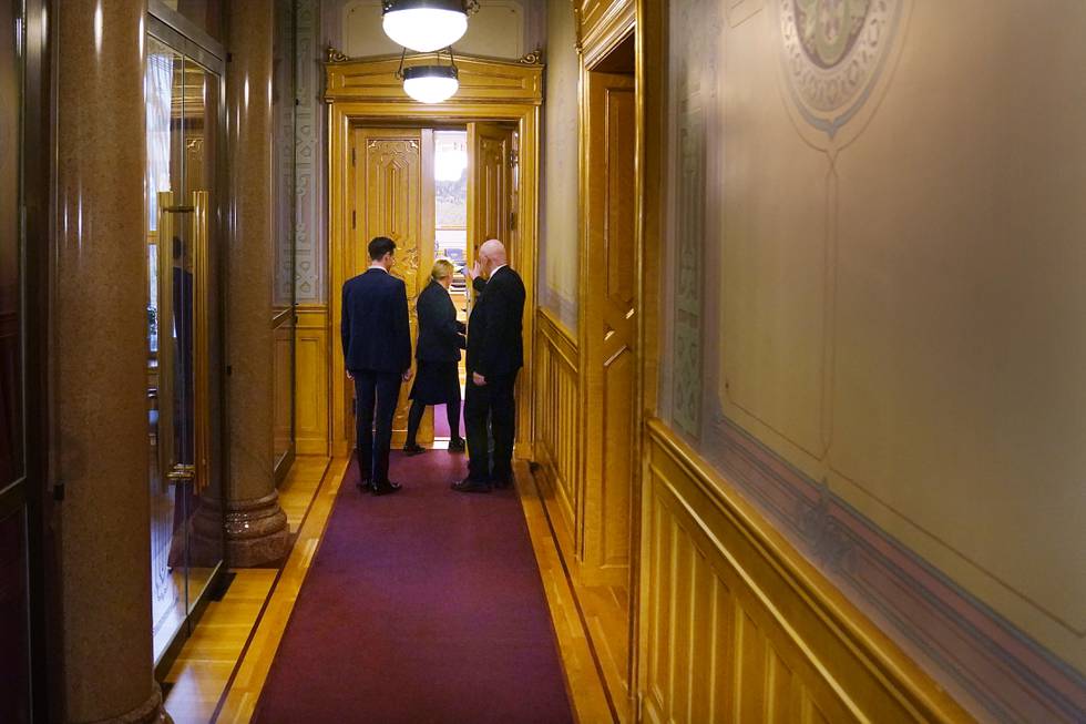 Eva Kristin Hansen på vei gjennom korridoren fra presidentskapets kontorer på Stortinget tidligere torsdag. Foto: Torstein Bøe / NTB