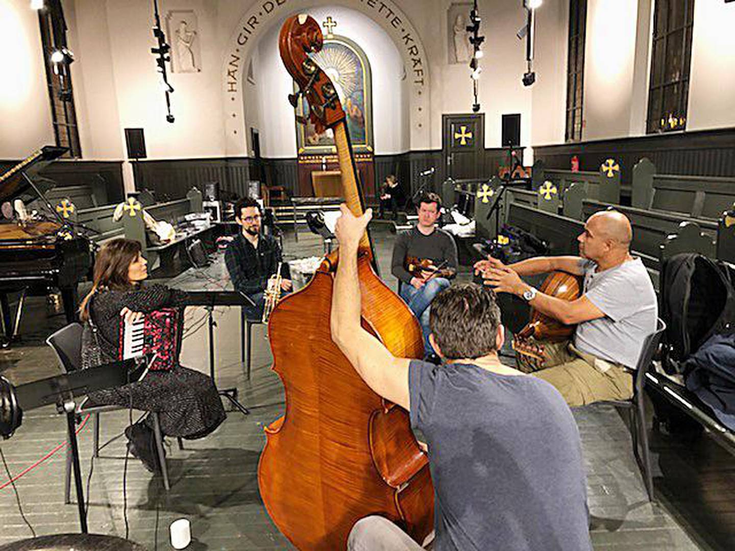 Molland kaller medmusikerne et «drømmelag»: Hayden Powell (trompet), Daniel Lazar (fiolin), Aziz Kossai (oud) og Mats Eilertsen (bass).