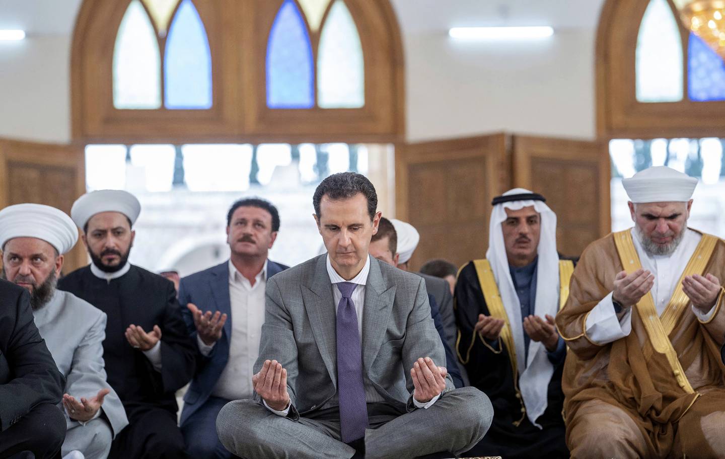 Syrias president Bashar al-Assad på besøk i Abdullah bin Abbas-moskeen i Aleppo 9. juli. Samtalene om en ny syrisk grunnlov er avlyst og det er høyst usikkert når neste runde kan holdes. Foto: Kontoret til Syrias president via AP / NTB
