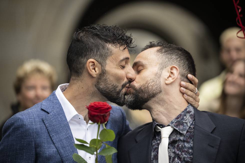 Luca Morreale og Stefano Perfetti kysser hverandre etter at de giftet seg i Zürich fredag. Foto: Ennio Leanza / Keystone via AP / NTB