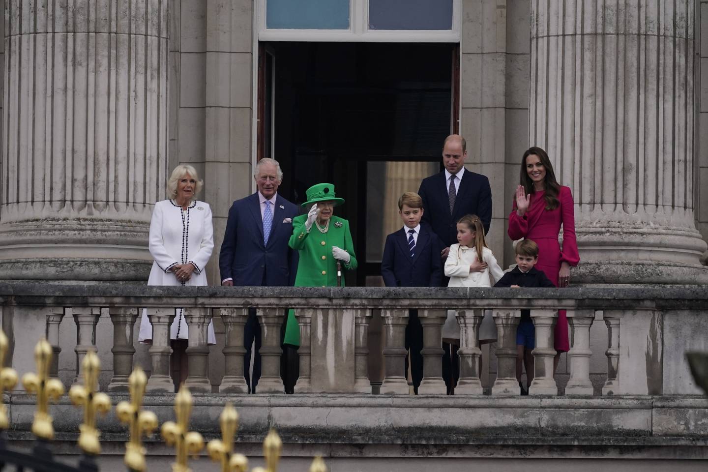 Dronning Elizabeth (i grønt) vinker til publikum sammen med familiemedlemmer søndag kveld. Foto: Alberto Pezzali / AP / NTB