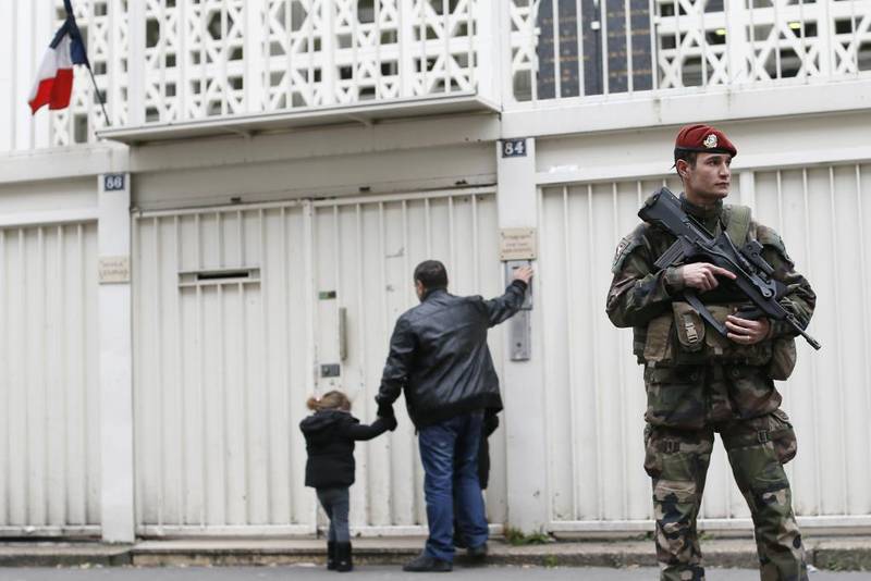 Det franske politiet og hæren sørger for sikkerheten ved jødiske skoler i Frankrike
