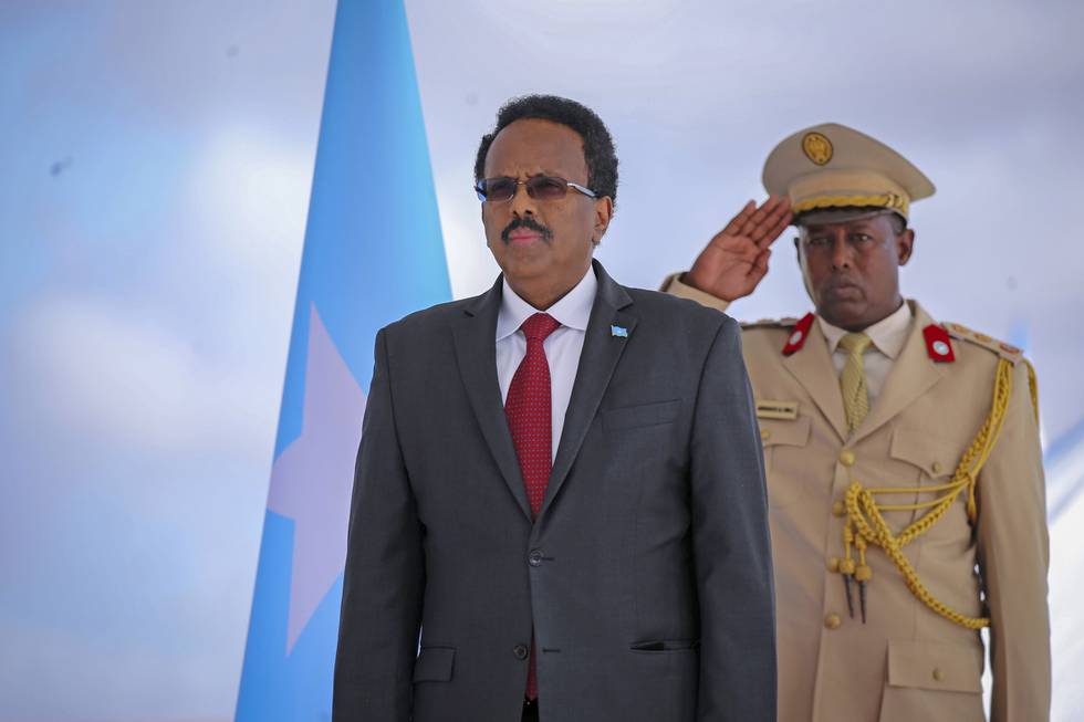 Somalias president Mohamed Abdullahi Mohamed (t.v.) under en militærparade i hovedstaden Mogadishu i midten av april. Foto: Farah Abdi Warsameh / AP / NTB