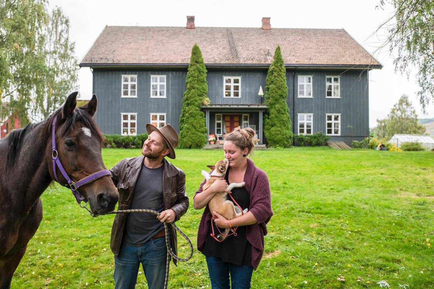 Torstein Velsand og Ann Eline Raen Velsand eier gård med stort hus på Gran. I en leilighet oppe til høyre i huset kan flyktninger få bo.