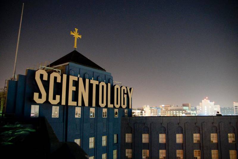 I Los Angeles ligger scientologenes hovedkvarter i L. Ron Hubbard Way, som har fått navnet etter grunnleggeren av Scientologikirken.