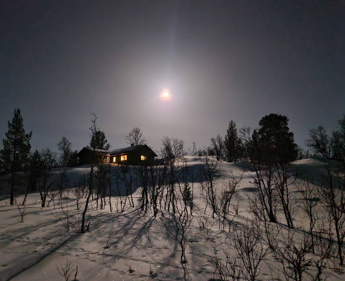 Hytta vår i måneskinn, tatt 5. april (natt til 6. april) nå i påsken. Hytta ligger på Narbuvoll i Østerdalen - et lite vinterparadis.