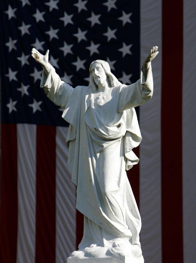 Her en Jesus-statue foran det amerikanske flagget. Bildet er ikke tilknyttet den aktuelle statuen. Foto: Bill Haber