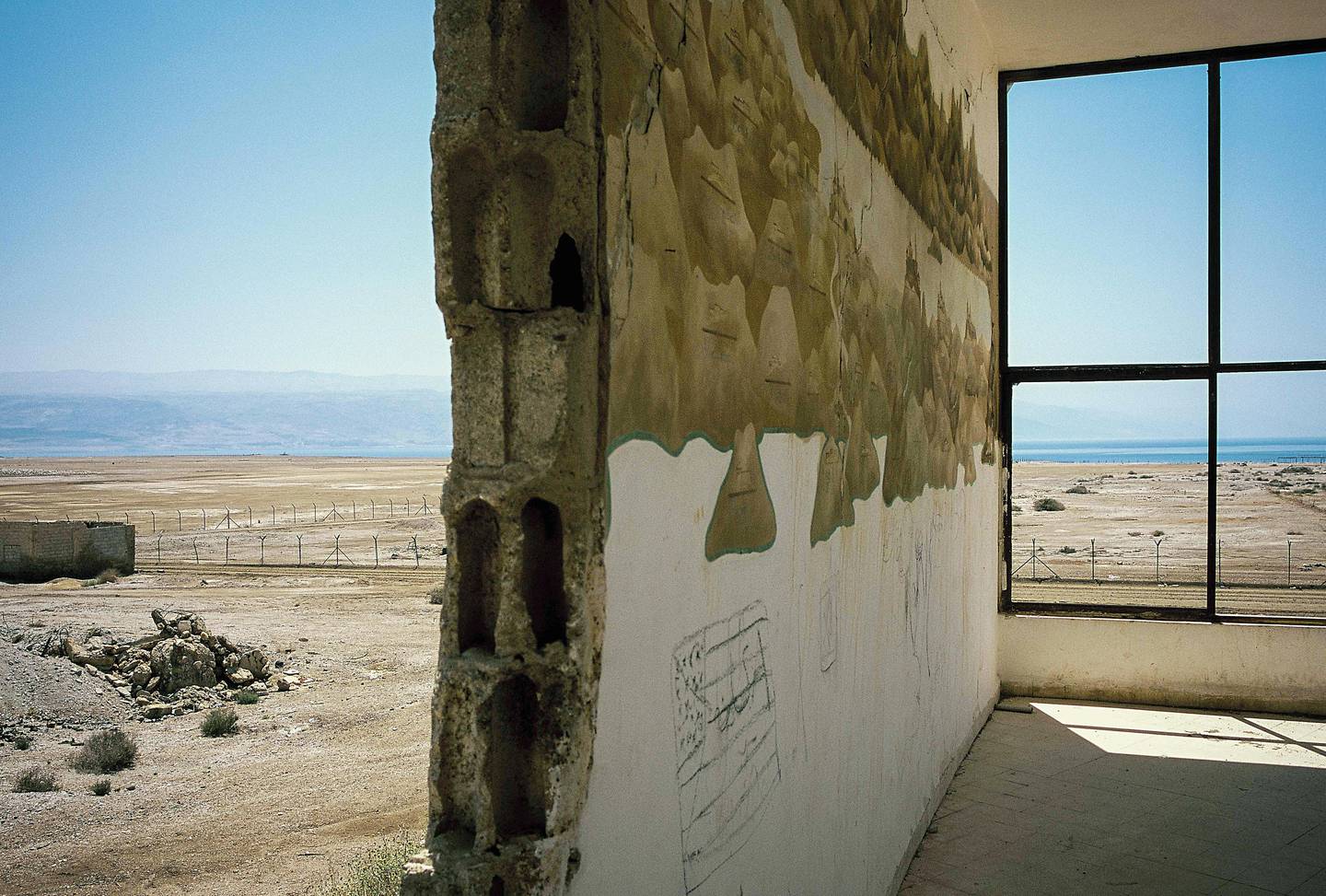 TILBAKE­TRUKKET: En gang gikk Døde­havet helt opp til denne ­bygningen. Nå skimtes sjøen langt borte.