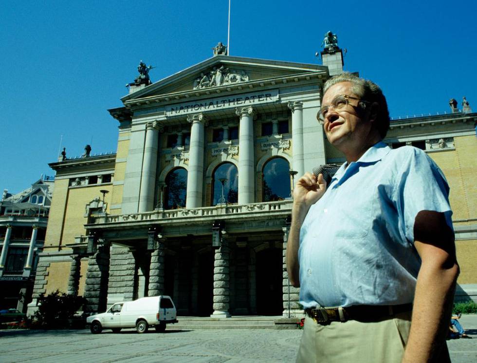 Lars Roar Langslet foran Nationaltheatret i Oslo i 1987. 