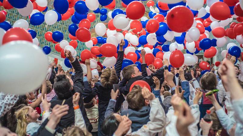 3.000 ballongar ble sleppt over de 1.000 skoleelevane i Rådhuset.