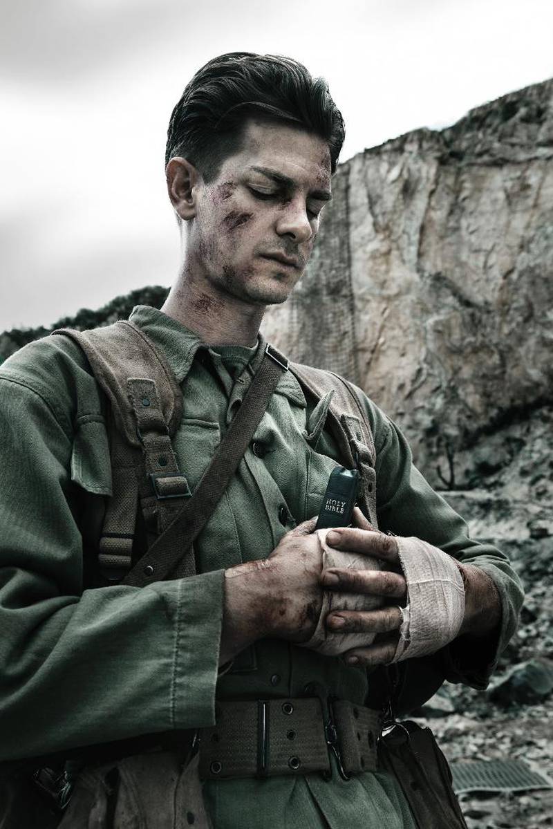Hacksaw Ridge er en utrolig heltefortelling om en soldat som ­risikerer livet for å redde andre. Men Mel Gibsons filmversjon er overtydelig og altfor blodig.