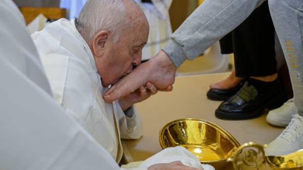 Paven vasket og kysset kvinnelige innsattes føtter