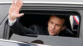 – Macron opptrer som en sokneprest