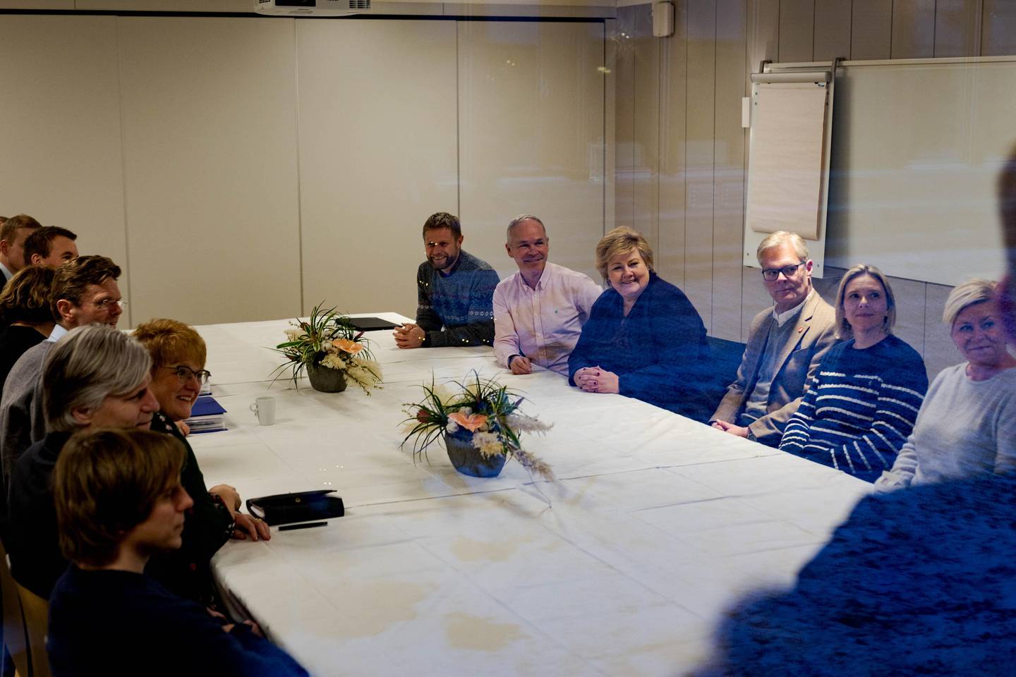 Inne i forhandlingsrommet. Regjeringsforhandlinger 2019 på Granvollen gjestgiveri. Erna Solberg, Sylvi Listhaug, Siv Jensen, Trine Skei Grande, Kjell Ingolf Ropstad.