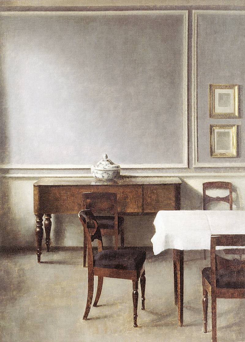 Wilhelm Hammershøis interiører hører stillheten til, en skummel ro, vil noen si. På bordet porselen med blått. 