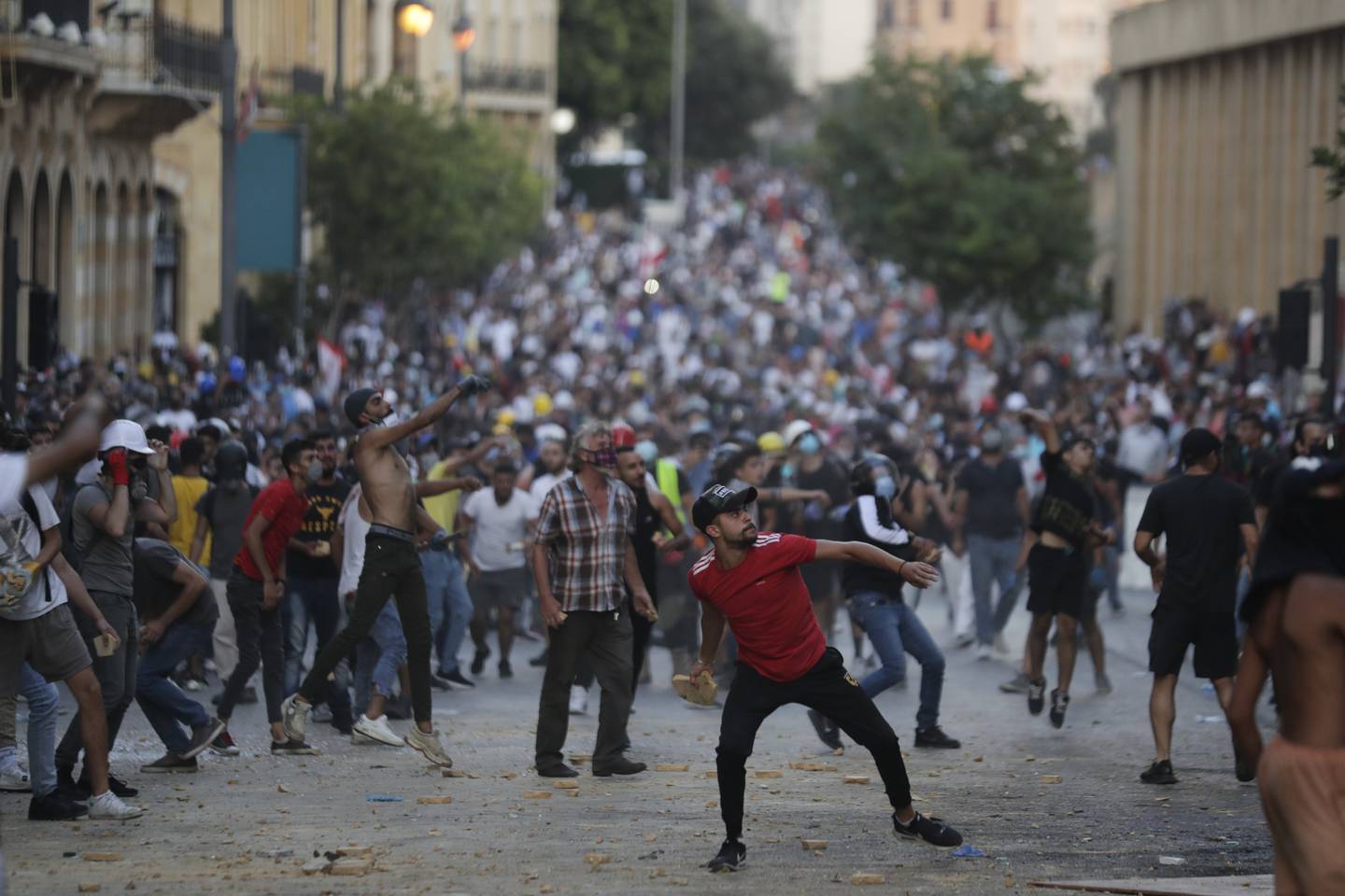 DEMONSTRASJONER: Siden den økonomiske kollapsen i 2019 har Libanon sett gjentatte runder med demonstrasjoner og opprør. Her kaster folk stein under en demonstrasjon mot regjeringen fem dager etter eksplosjonen.