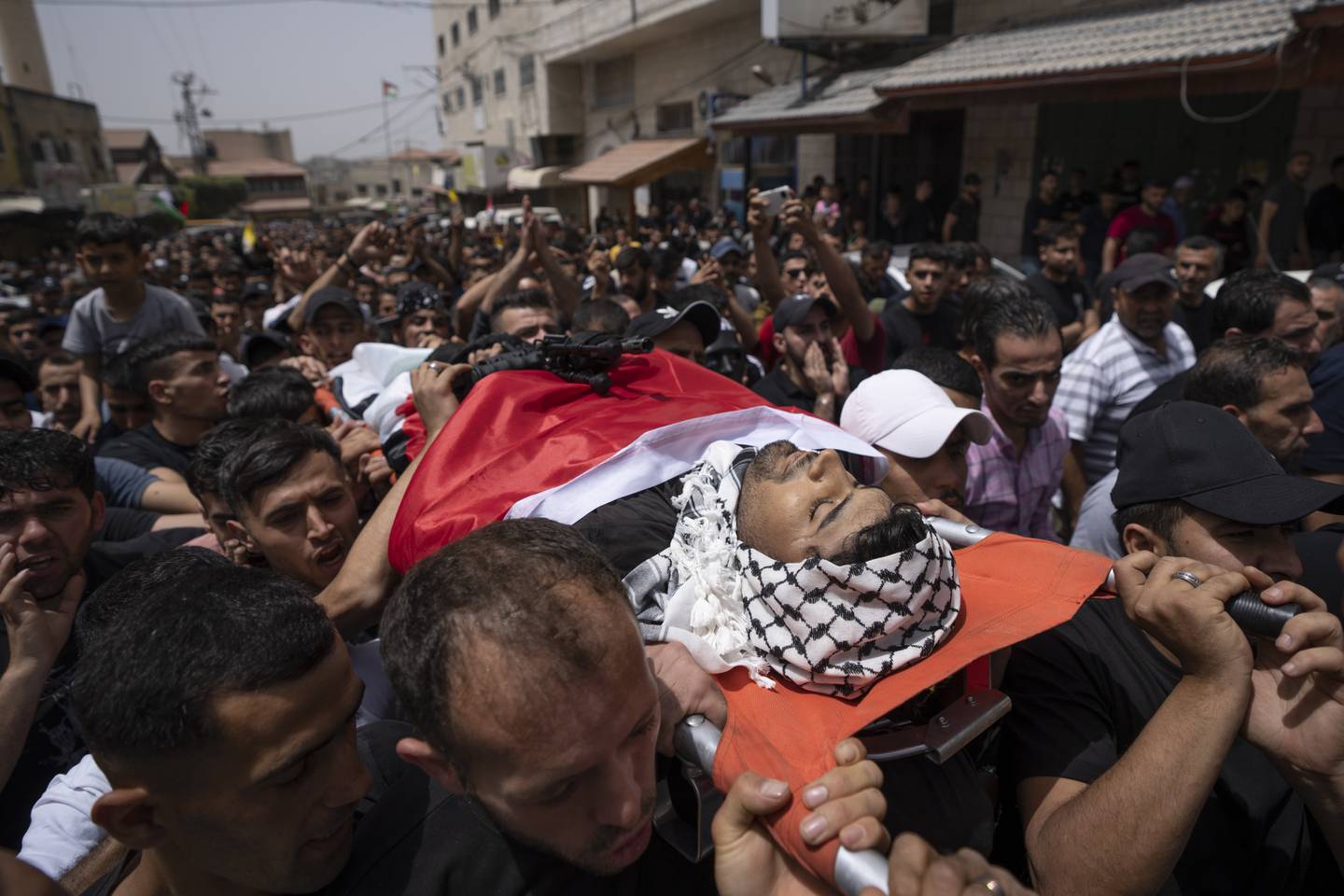 Yahia Edwan (27) ble begravet i landsbyen Azzun i nærheten av Qalqiliya på den okkuperte Vestbredden lørdag. Han ble skutt og drept av israelske soldater, ifølge palestinske myndigheter. Foto: Nasser Nasser / AP / NTB