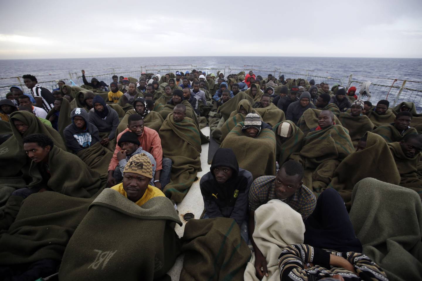 EU har for første gang greid å enes om en helhetlig asylpolitikk. Kritikere på venstresiden mener den undergraver asylretten, kritikere på høyresiden vil ha strengere asylpolitikk. Foto: AP / NTB 