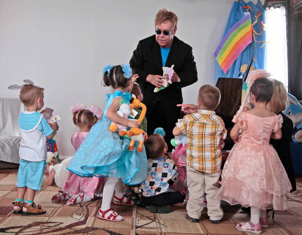 Mennesker fra hele verden reiser gjennom aktører som gir dem oppgaver på barnehjem i utviklingsland over kortere perioder. Her er artisten Elton John på en lynvisitt på et barnehjem for HIV-positive i byen Makeyevka i Ukraina. 