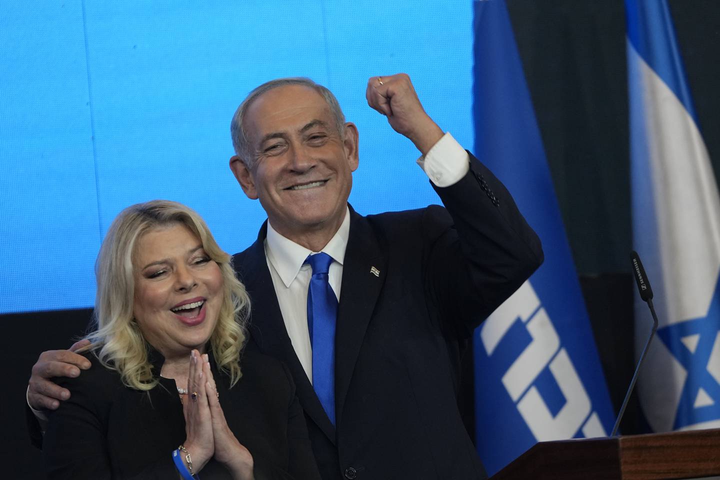 Tidligere statsminister Benjamin Netanyahu feiret Likud-partiets valgseier sammen med kona Sara i partiets hovedkvarter i Jerusalem natt til onsdag. Foto: Tsafrir Abayov / AP / NTB