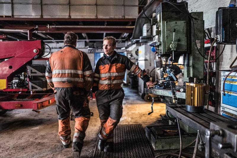 Gruvearbeiderne Håvard Ottermo (t.v.) og Geir Strand arbeider i Gruve 7, som kommer til å bli den siste gruva som legges ned. To tredjedeler av de 75.000 tonnene som drives ut hvert år sendes til stålindustri i Tyskland.