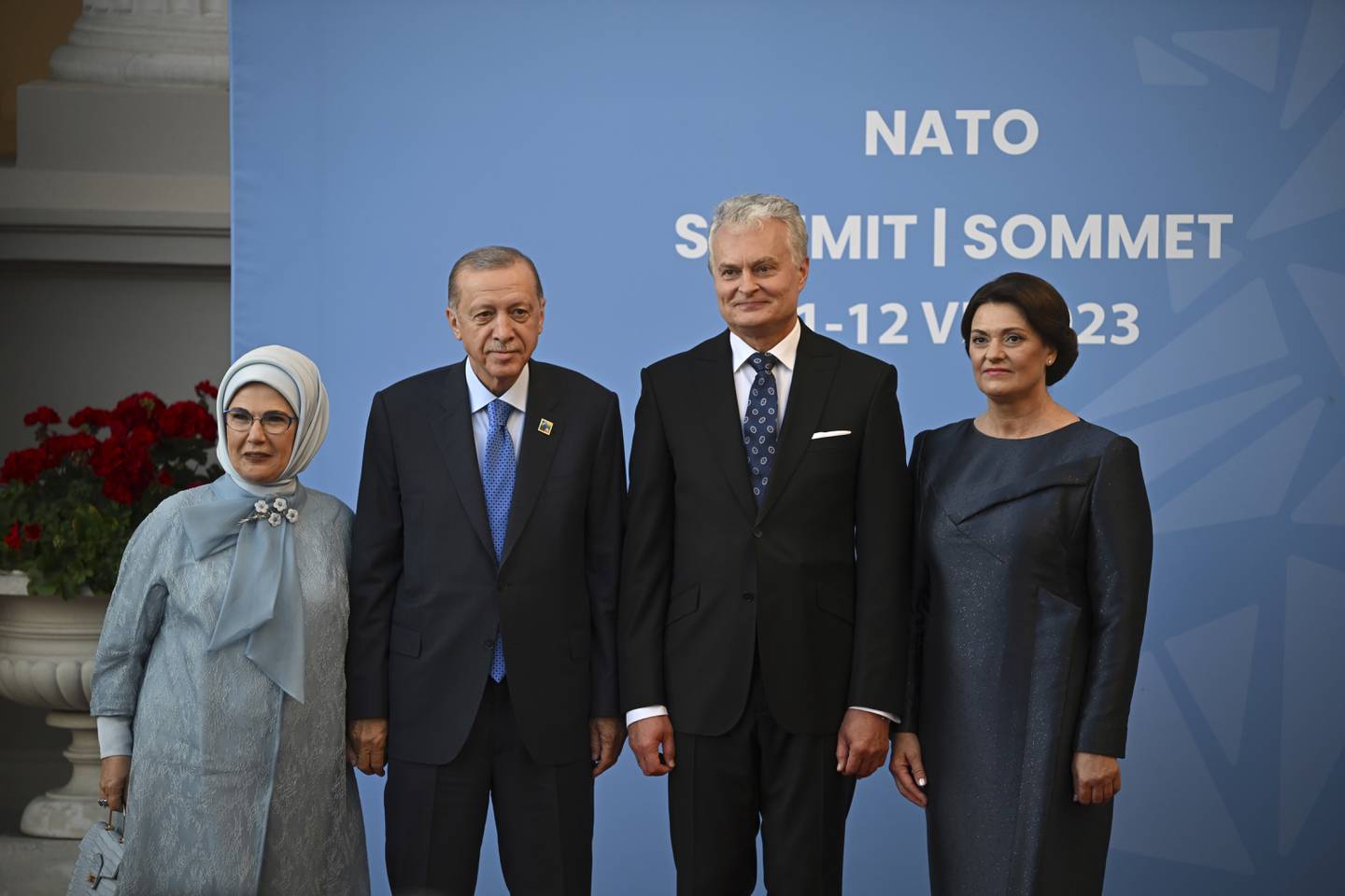 HIJAB: Litauens president Gitanas Nauseda og kona Diana Nausediene tar imot Tyrkias Recep Tayyip Erdogan og hans kone Emine Erdogan.