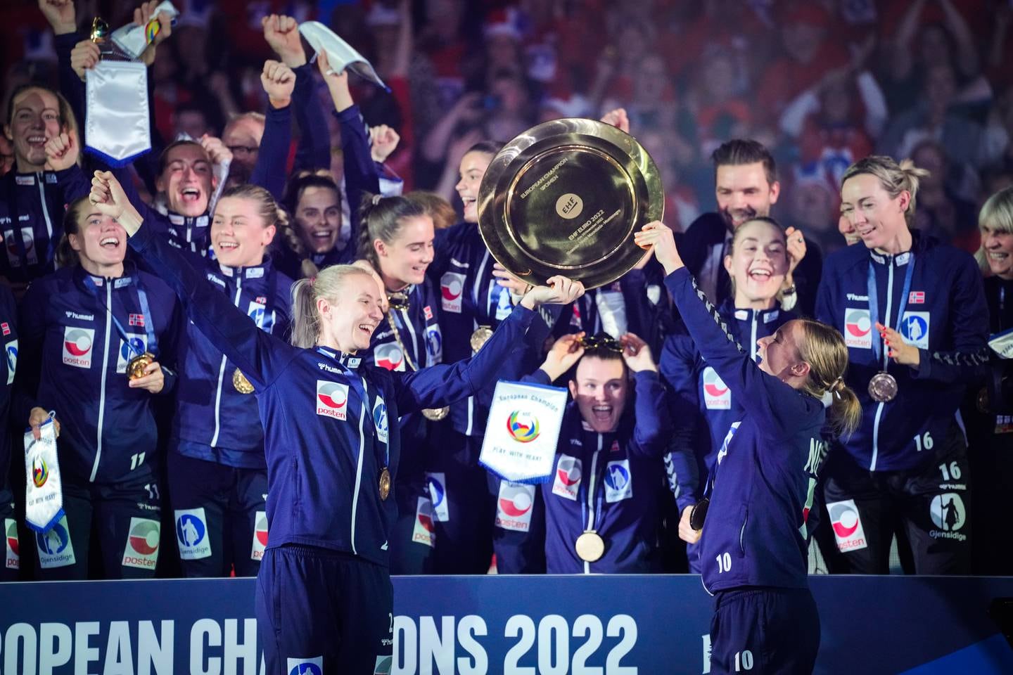 Over én million så de norske håndballjentene løfte EM-gullet etter 27-25-seieren over Danmark søndag. Foto: Beate Oma Dahle / NTB
