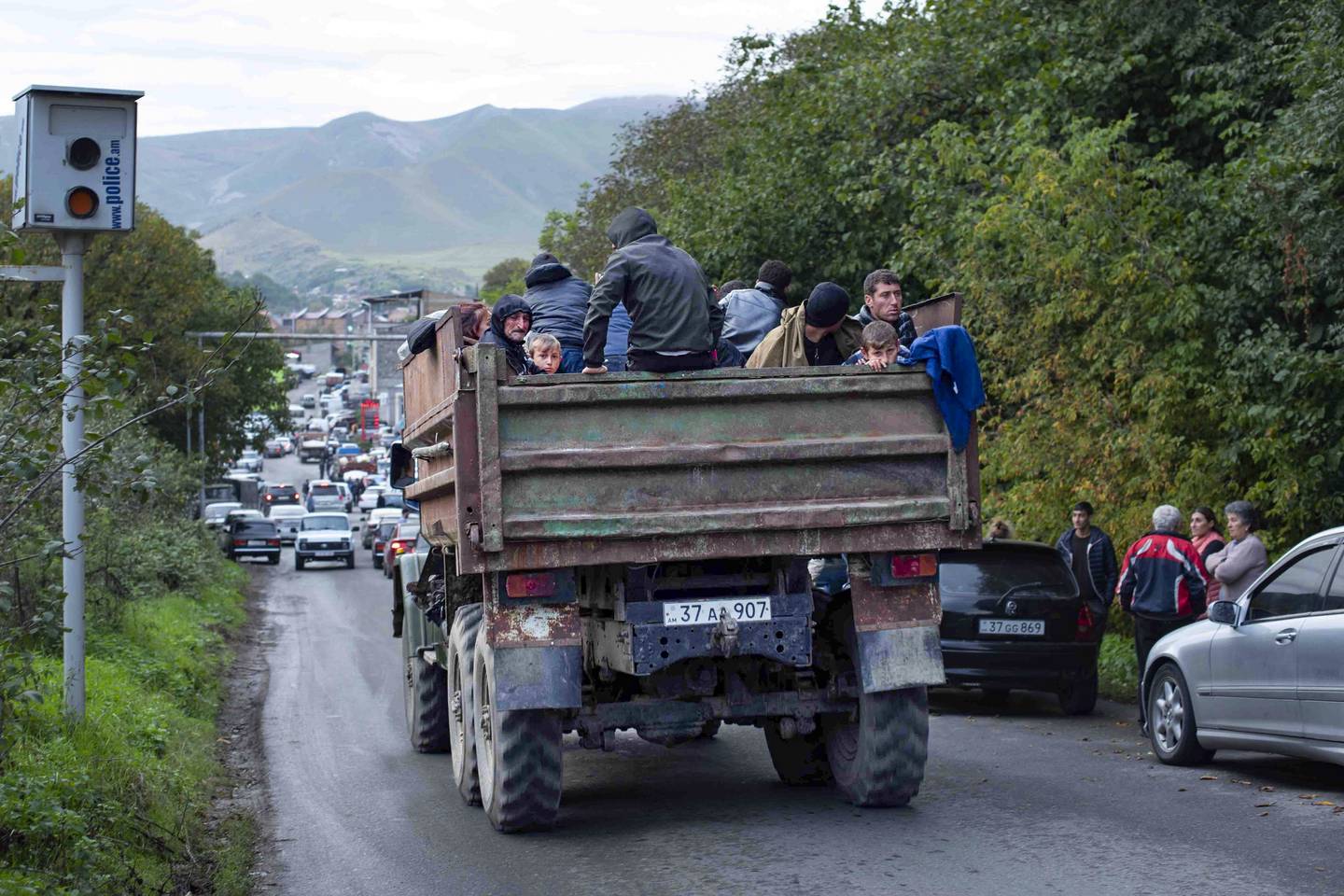 Tusenvis av armenere er på vei til Armenia fra Nagorno-Karabakh. Foto: Gaiane Yenokian / AP / NTB
