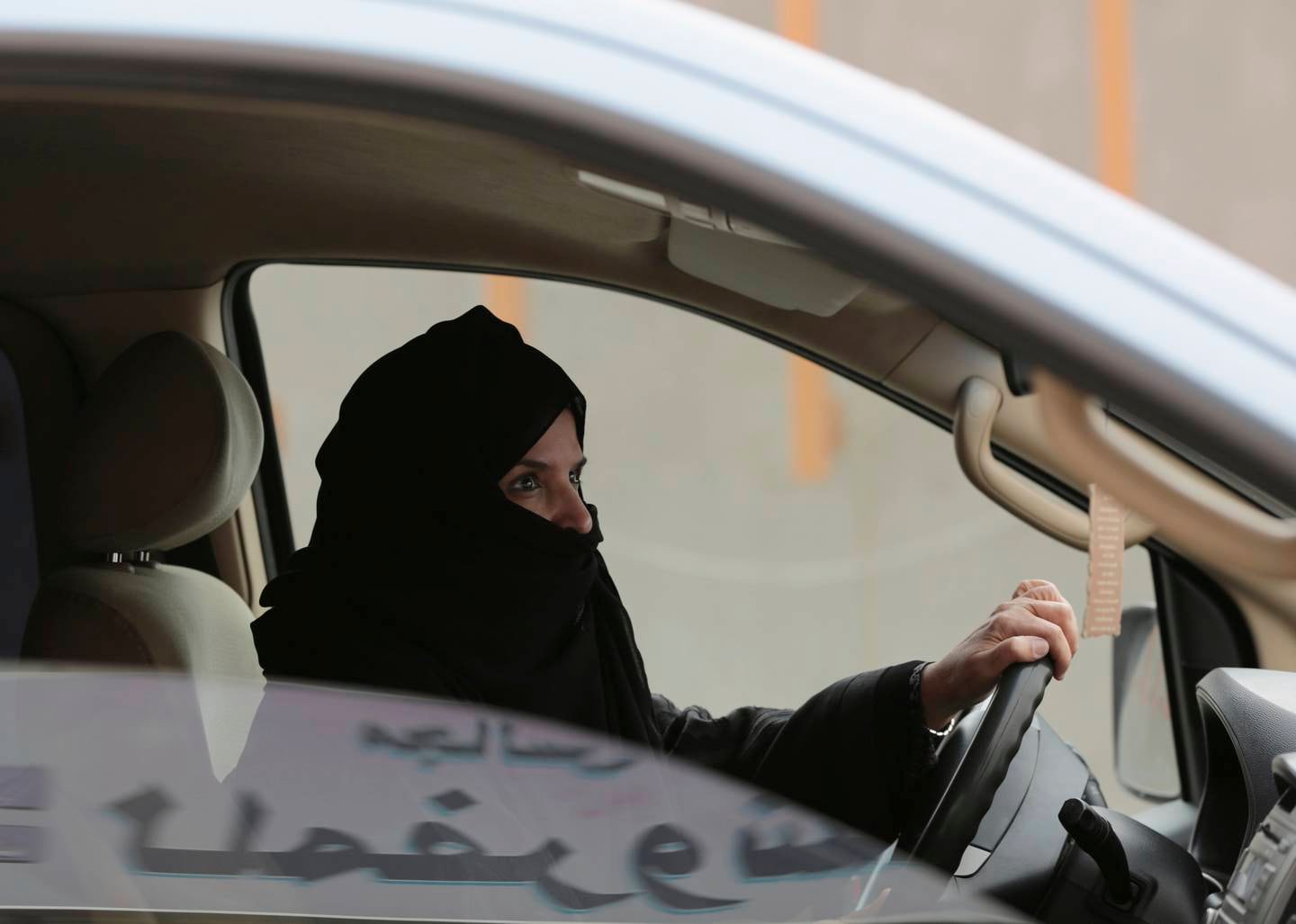 Den pensjonerte universitetsprofessoren Aziza al-Yousef som ble arrestert i Saudi Arabia. I dette bildet kjører hun på en motorvei i Riyadh, under en kampanje i 2014. Hun har vært aktivist for bilkjøring siden 1990. og har også engasjert seg sterkt mot verge-systemet i Saudi Arabia.