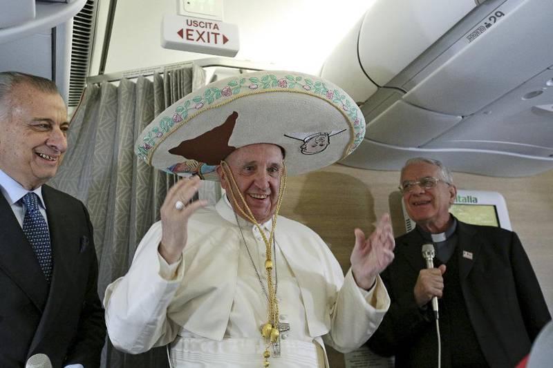 Ein meksikansk journalist som følgjer paven gav han ein meksikansk sombreo.