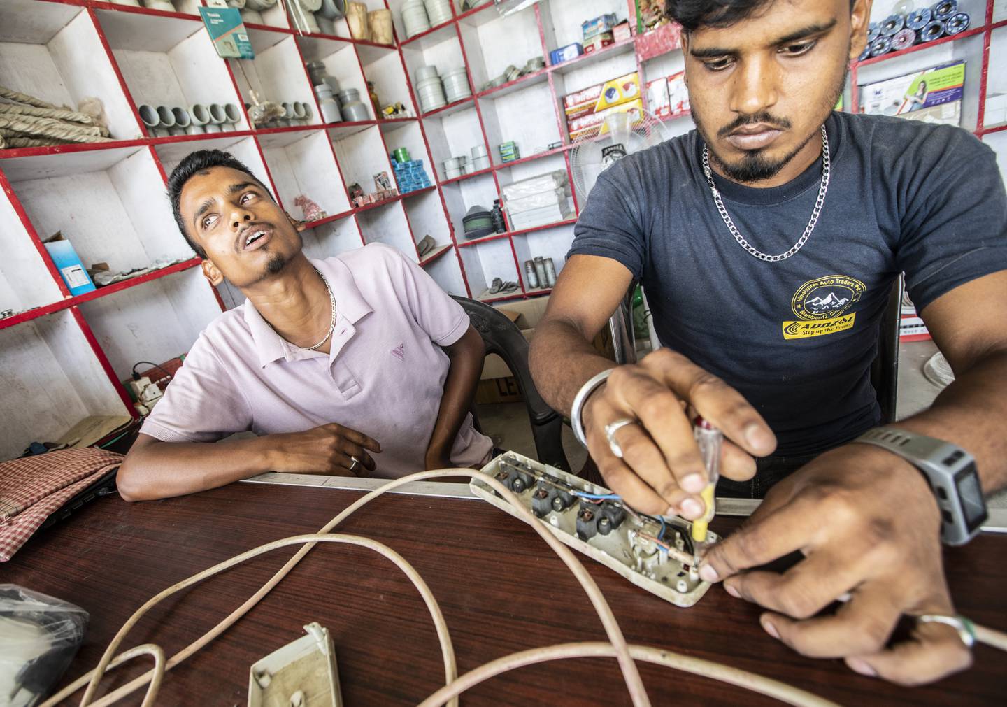 Gjestearbeidere i Nepal dør av hete mens de bygger arenaer til fotball-VM i Qatar.